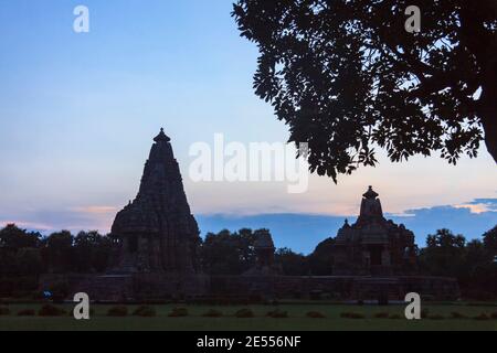 Khajuraho, Madhya Pradesh, Inde : vue de nuit du temple de Kandariya Mahadeva et du temple devi Jagdambi qui fait partie du site du patrimoine mondial de l'UNESCO Khajura Banque D'Images