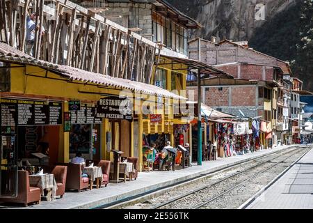 Commerces et restaurants à proximité de la voie ferrée, Machupicchu Pueblo (Aguas Calientes) fka, Cusco, Pérou Banque D'Images