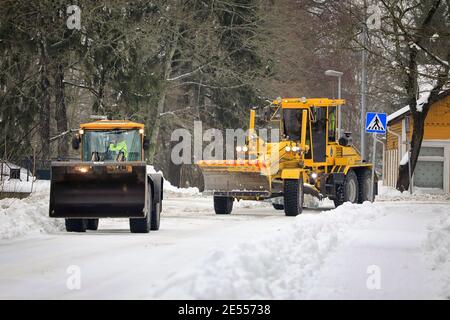 Déneigement en ville avec niveleuse jaune Veekmas FG 2327 S et tracteur à neige. Salo, Finlande. 22 janvier 2021. Banque D'Images