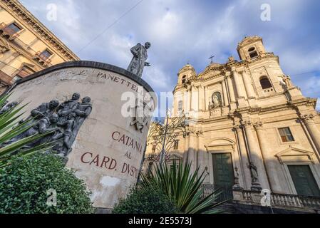 Église de Saint François et le cardinal Giuseppe Benedetto Dusmet monument à François d'assise, dans la ville de Catane, Sicile, Italie Île Banque D'Images