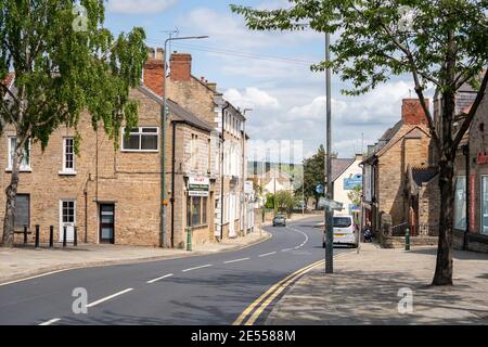 Mansfield Woodhouse Nottinghamshire avril 2020 vue sur la rue avec boutiques et commerces de détail village centre-ville calme aucun acheteur ne ferme les fermetures Banque D'Images