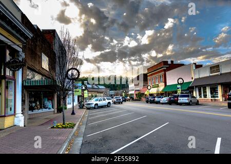 Prattville, Alabama, Etats-Unis - 26 décembre 2016 : vue sur main Street au coucher du soleil avec la rue et les vitrines encore décorées pour Noël. Banque D'Images