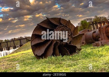 gros plan d'une pièce de machine rouillée d'une ancienne usine avec barrage en arrière-plan Banque D'Images