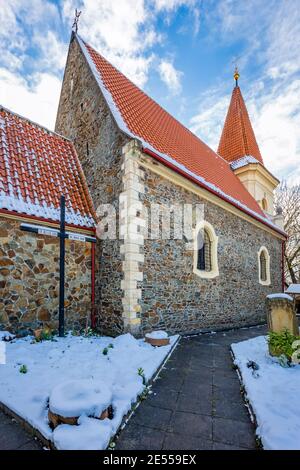 Prague, République tchèque - janvier 13 2021 : vue sur l'église en pierre gothique de Jacques le Grand avec porte à Petrovice. Soirée d'hiver avec ciel bleu. Banque D'Images