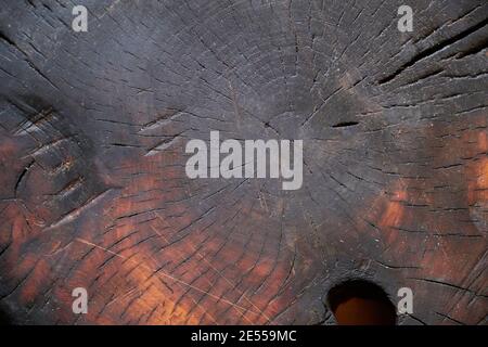 Arrière-plan en bois d'une coupe de bois, brûlé au feu et trempé dans l'huile Banque D'Images