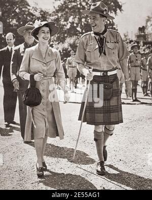 ÉDITORIAL SEULEMENT la princesse Elizabeth et Lord Rowallan vu ici inspectant les scouts de l'Empire sur leur chemin au Jamboree mondial en 1951. Princesse Elizabeth de York, 1926 - 2022, future Elizabeth II, Reine du Royaume-Uni. Thomas Godfrey Polson Corbett, 2nd Baron Rowallan, 1895 – 1977. Chef scout du Commonwealth et de l'Empire britanniques et gouverneur de la Tasmanie. Du livre de la Reine Elizabeth Coronation, publié en 1953. Banque D'Images