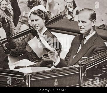 ÉDITORIAL SEULEMENT la reine Elizabeth II et le duc d'Édimbourg, vu ici en 1952 à sa première Ascot royale après avoir été reine. Elizabeth II, 1926 - 2022. Reine du Royaume-Uni. Prince Philip, duc d'Édimbourg, né Prince Philip de Grèce et du Danemark, 1921 - 2021. Mari de la reine Elizabeth II du Royaume-Uni. Du livre de la Reine Elizabeth Coronation, publié en 1953. Banque D'Images