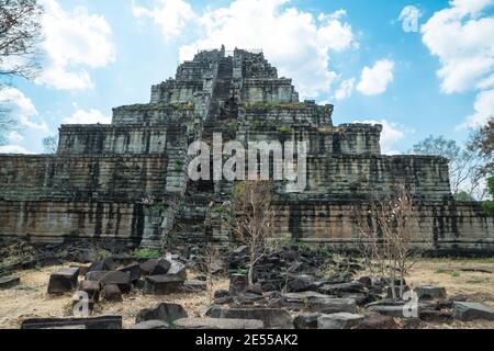 Vue sur la pyramide à sept niveaux du site du temple de Prasat Thom de Koh Ker, région de Preah Vihear, Cambodge, Asie Banque D'Images