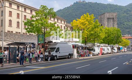 Como, Italie - 15 juin 2019 : camions et camionnettes garés au marché de la rue samedi à Côme, Italie. Banque D'Images