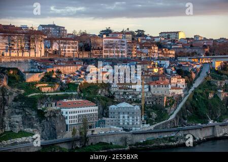 Vue sur un bâtiment sur une banque du fleuve Douro, dans la ville de Porto sur la péninsule ibérique, deuxième plus grande ville du Portugal. Eurostars Porto Douro hotel sur la photo Banque D'Images