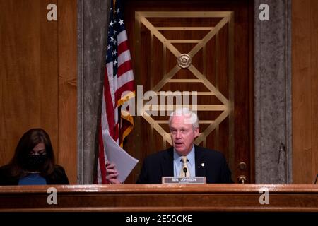 Le président du Comité sénatorial de la sécurité intérieure et des affaires gouvernementales le sénateur des États-Unis Ron Johnson (républicain du Wisconsin) préside une réunion d'affaires pour examiner la nomination d'Alejandro Nicholas Mayorkas au poste de secrétaire à la sécurité intérieure dans l'édifice Dirksen du Bureau du Sénat à Washington, DC, le mardi 26 janvier 2021. Crédit : Rod Lamkey/CNP | utilisation dans le monde entier Banque D'Images