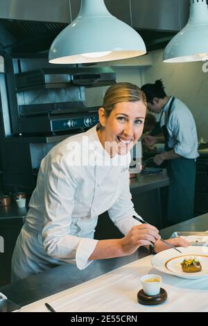 Clare Smyth, chef, prépare un plat de « pommes de terre et Roe » au restaurant Core by Clare Smyth, dans le quartier de Notting Hill à Londres, au Royaume-Uni Banque D'Images