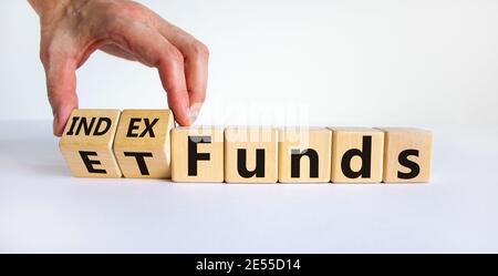 Fonds indiciels vs symbole ETF. Homme d'affaires transforme un cube et change les mots « ETF, Exchange-Traded Fund » en « Index Funds. Magnifique fond blanc, copie sp Banque D'Images