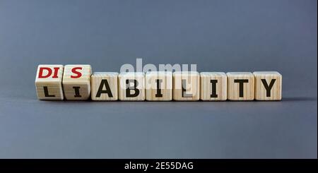 Symbole de responsabilité ou d'invalidité. A changé les cubes et a changé le mot « responsabilité » en « capacité ». Magnifique fond gris. Entreprise, responsabilité ou disab Banque D'Images