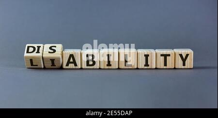 Symbole de responsabilité ou d'invalidité. A changé les cubes et a changé le mot « responsabilité » en « capacité ». Magnifique fond gris. Entreprise, responsabilité ou disab Banque D'Images