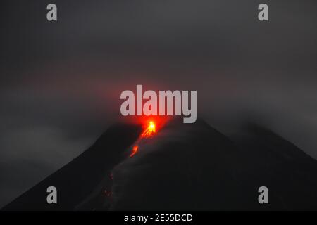 Sleman, Yogyakarta, Indonésie. 26 janvier 2021. Mont Merapi, le volcan le plus actif d'Indonésie, crachant de la lave incandescente et des nuages chauds à 1,000 mètres au sud-ouest, en amont des rivières Krasak et Boyong, Pakem, Sleman, Yogyakarta, mardi 26 janvier 2021. Le mont Merapi est l'une des montagnes les plus faciles à s'évaporer parmi plus de 120 volcans du pays. Credit: Slamet Riyadi/ZUMA Wire/Alamy Live News Banque D'Images