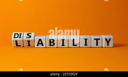 Symbole de responsabilité ou d'invalidité. A changé les cubes et a changé le mot « responsabilité » en « capacité ». Magnifique arrière-plan orange. Entreprise, responsabilité ou Banque D'Images