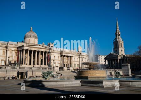 Fontaine à l'extérieur de la galerie nationale de Trafalgar Square, Londres, Royaume-Uni Banque D'Images