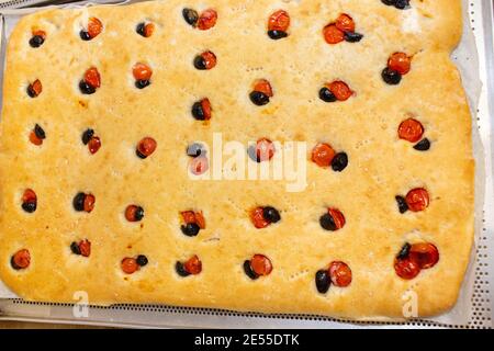 Focaccia pugliese - pain de focaccia frais avec tomates et olives Banque D'Images