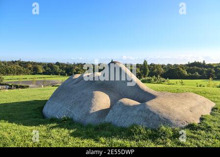 Dublin, Irlande - 26 septembre 2020 : belle vue de la sculpture « Dremaser sur la montagne céleste » par Agnes Conway dans le parc Marlay par beau temps Banque D'Images