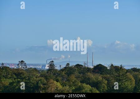 Vue rapprochée de Dublin Waste to Energy (usine de Covanta), Poolbeg CCGT, Pigeon House Power Station et UCD Water Tower depuis Marlay Park, Dublin Banque D'Images