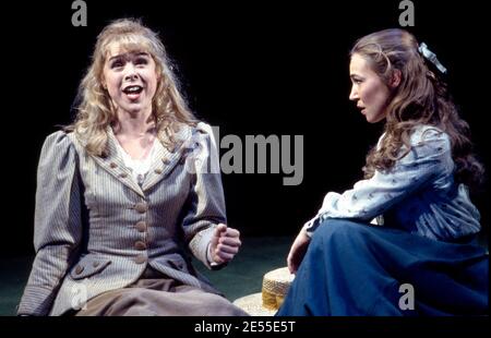 l-r: Janie Dee (Carrie Pipperidge), Joanna Riding (Julie Jordan) dans LE CARROUSEL par Rodgers & Hammerstein au Olivier Theatre, National Theatre (NT), Londres SE1 12/1992 Musique: Richard Rodgers livre & paroles: Oscar Hammerstein II design: Bob Crowley éclairage: Paul Pyant chorégraphie: Kenneth MacMillan directeur: Nicholas Hytner Banque D'Images