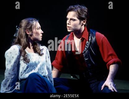 Joanna Riding (Julie Jordan), Michael Hayden (Billy Bigelow) en CARROUSEL par Rodgers & Hammerstein au Olivier Theatre, National Theatre (NT), Londres SE1 12/1992 Musique: Richard Rodgers livre & paroles: Oscar Hammerstein II design: Bob Crowley éclairage: Paul Pyant chorégraphie: Kenneth MacMillan directeur: Nicholas Hytner Banque D'Images
