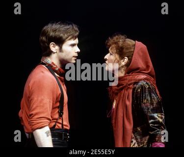 Michael Hayden (Billy Bigelow), Anna Nygh (Mme Mullin) en CARROUSEL par Rodgers & Hammerstein au Olivier Theatre, National Theatre (NT), Londres SE1 12/1992 Musique: Richard Rodgers livre & paroles: Oscar Hammerstein II design: Bob Crowley éclairage: Paul Pyant chorégraphie: Kenneth MacMillan directeur: Nicholas Hytner Banque D'Images