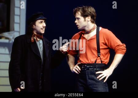 l-r : Phil Daniels (jigger Craigin), Michael Hayden (Billy Bigelow) dans LE CARROUSEL de Rodgers & Hammerstein au Olivier Theatre, National Theatre (NT), Londres SE1 12/1992 Musique: Richard Rodgers livre & paroles: Oscar Hammerstein II design: Bob Crowley éclairage: Paul Pyant chorégraphie: Kenneth MacMillan directeur: Nicholas Hytner Banque D'Images