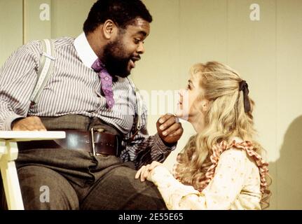 Clive Rowe (Enoch Snow), Janie Dee (Carrie Pipperidge) dans LE CARROUSEL de Rodgers & Hammerstein au Olivier Theatre, National Theatre (NT), Londres SE1 12/1992 Musique: Richard Rodgers livre & paroles: Oscar Hammerstein II design: Bob Crowley éclairage: Paul Pyant chorégraphie: Kenneth MacMillan directeur: Nicholas Hytner Banque D'Images