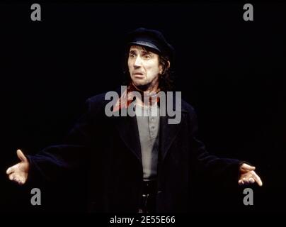 Phil Daniels (jigger Craigin) dans LE CARROUSEL de Rodgers & Hammerstein au Olivier Theatre, National Theatre (NT), Londres SE1 12/1992 Musique: Richard Rodgers livre & paroles: Oscar Hammerstein II design: Bob Crowley éclairage: Paul Pyant chorégraphie: Kenneth MacMillan directeur: Nicholas Hytner Banque D'Images