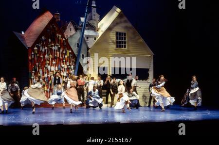 Danse clambake dans LE CARROUSEL par Rodgers & Hammerstein au Olivier Theatre, National Theatre (NT), Londres SE1 12/1992 Musique: Richard Rodgers livre & paroles: Oscar Hammerstein II design: Bob Crowley éclairage: Paul Pyant chorégraphie: Kenneth MacMillan directeur: Nicholas Hytner Banque D'Images