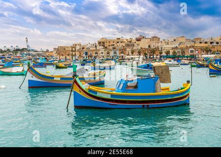 Bateaux de pêche typiques au village de Marsaxlokk sur le île de Malte Banque D'Images