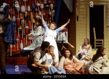 June is Bustin » All Over : Patricia Routledge (Nettie Fowler) en CARROUSEL par Rodgers & Hammerstein au Olivier Theatre, National Theatre (NT), Londres SE1 12/1992 Musique: Richard Rodgers livre & paroles: Oscar Hammerstein II design: Bob Crowley éclairage: Paul Pyant chorégraphie: Kenneth MacMillan directeur: Nicholas Hytner Banque D'Images