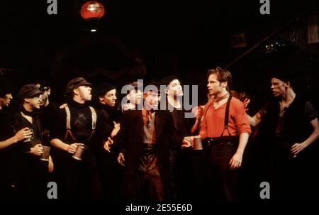 Centre principal, à gauche : Phil Daniels (jigger Craigin), Michael Hayden (Billy Bigelow) dans LE CARROUSEL par Rodgers & Hammerstein au Olivier Theatre, National Theatre (NT), Londres SE1 12/1992 Musique: Richard Rodgers livre & paroles: Oscar Hammerstein II design: Bob Crowley éclairage: Paul Pyant chorégraphie: Kenneth MacMillan directeur: Nicholas Hytner Banque D'Images