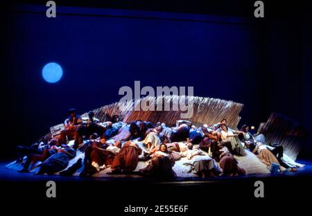 Après le CARROUSEL clambake de Rodgers & Hammerstein au Olivier Theatre, National Theatre (NT), Londres SE1 12/1992 Musique: Richard Rodgers livre & paroles: Oscar Hammerstein II design: Bob Crowley éclairage: Paul Pyant chorégraphie: Kenneth MacMillan directeur: Nicholas Hytner Banque D'Images
