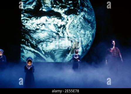 Ciel - à droite : Michael Hayden (Billy Bigelow) dans CARROUSEL par Rodgers & Hammerstein au Olivier Theatre, National Theatre (NT), Londres SE1 12/1992 Musique: Richard Rodgers livre & paroles: Oscar Hammerstein II design: Bob Crowley éclairage: Paul Pyant chorégraphie: Kenneth MacMillan directeur: Nicholas Hytner Banque D'Images