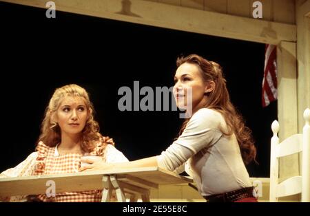 l-r: Katrina Murphy (Carrie Pipperidge), Joanna Riding (Julie Jordan) dans LE CARROUSEL par Rodgers & Hammerstein au Shaftesbury Theatre, Londres WC1 10/09/1993 A National Theatre production musique: Richard Rodgers livre & paroles: Oscar Hammerstein II design: Bob Crowley éclairage: Paul Pyant chorégraphie: Kenneth MacMillan directeur: Nicholas Hytner Banque D'Images