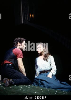 Michael Hayden (Billy Bigelow), Joanna Riding (Julie Jordan) en CARROUSEL par Rodgers & Hammerstein au Shaftesbury Theatre, Londres WC1 10/09/1993 A National Theatre production musique: Richard Rodgers livre & paroles: Oscar Hammerstein II design: Bob Crowley éclairage: Paul Pyant chorégraphie: Kenneth MacMillan directeur: Nicholas Hytner Banque D'Images