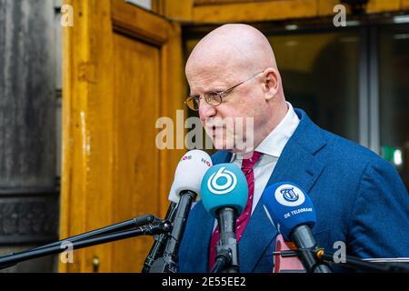 La Haye, pays-Bas. 26 janvier 2021. LA HAYE, PAYS-BAS, JANVIER 26: Le ministre de la Justice et de la sécurité, Ferd Grapperhaus, est vu parler à la presse à Binnenhof après la consultation du Comité ministériel COVID-19 (MCC) le 26 janvier 2021 à la Haye, pays-Bas. (Photo de Jeroen Meuwsen/BSR Agency/Alay Live News) crédit: BSR Agency/Alay Live News Banque D'Images