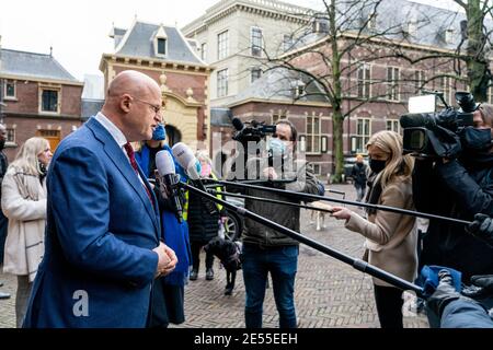 La Haye, pays-Bas. 26 janvier 2021. LA HAYE, PAYS-BAS, JANVIER 26: Le ministre de la Justice et de la sécurité, Ferd Grapperhaus, est vu parler à la presse à Binnenhof après la consultation du Comité ministériel COVID-19 (MCC) le 26 janvier 2021 à la Haye, pays-Bas. (Photo de Jeroen Meuwsen/BSR Agency/Alay Live News) crédit: BSR Agency/Alay Live News Banque D'Images