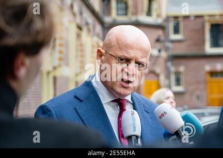 La Haye, pays-Bas. 26 janvier 2021. LA HAYE, PAYS-BAS, JANVIER 26: Le ministre de la Justice et de la sécurité, Ferd Grapperhaus, est vu parler à la presse à Binnenhof après la consultation du Comité ministériel COVID-19 (MCC) le 26 janvier 2021 à la Haye, pays-Bas. (Photo de Jeroen Meuwsen/BSR Agency/Alay Live News) crédit: BSR Agency/Alay Live News Banque D'Images