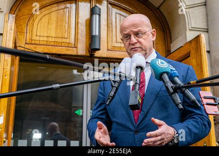 La Haye, pays-Bas. 26 janvier 2021. LA HAYE, PAYS-BAS, JANVIER 26: Le ministre de la Justice et de la sécurité, Ferd Grapperhaus, est vu parler à la presse à Binnenhof après la consultation du Comité ministériel COVID-19 (MCC) le 26 janvier 2021 à la Haye, pays-Bas. (Photo de Jeroen Meuwsen/BSR Agency/Alay Live News) crédit: BSR Agency/Alay Live News Banque D'Images