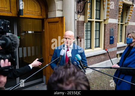 La Haye, pays-Bas. 26 janvier 2021. LA HAYE, PAYS-BAS, JANVIER 26: Le ministre de la Justice et de la sécurité, Ferd Grapperhaus, est vu parler à la presse à Binnenhof après la consultation du Comité ministériel COVID-19 (MCC) le 26 janvier 2021 à la Haye, pays-Bas. (Photo de Jeroen Meuwsen/BSR Agency/Alay Live News) crédit: BSR Agency/Alay Live News Banque D'Images