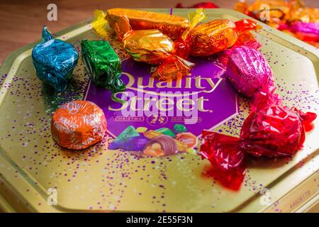 Boîte de rue Nestle Quality et quelques chocolats de bonbons Banque D'Images