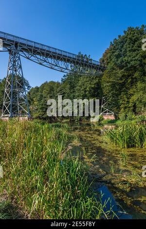 L'ancien chemin de fer étroit pont sur rivière Brda près de Koronowo city en voïvodie de Cujavie-Poméranie en Pologne Banque D'Images