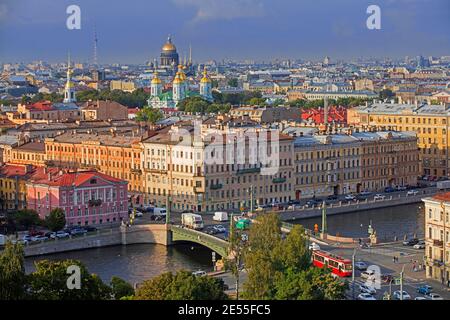 Vue aérienne sur les cathédrales et le pont égyptien / pont Egipetsky MOST au-dessus de la rivière Fontanka dans la ville de Saint-Pétersbourg, Russie Banque D'Images