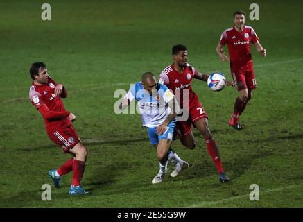 Josh Magennis de Hull City (au centre à gauche) et Michael Nottingham d'Accrrington Stanley (au centre à droite) se battent pour le ballon lors du match de la Sky Bet League One au stade Wham, à Accrington. Date de la photo: Mardi 26 janvier 2021. Banque D'Images