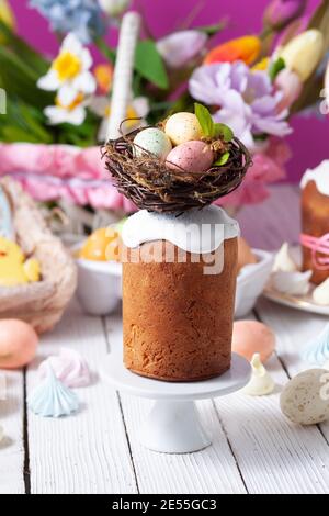 Gâteau de Pâques couvert de glaçage décoré avec des œufs colorés dans le nid Banque D'Images