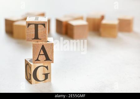 Trois cubes en bois avec étiquette mot, sur table blanche, plus en arrière-plan, espace pour le texte dans le coin inférieur droit Banque D'Images